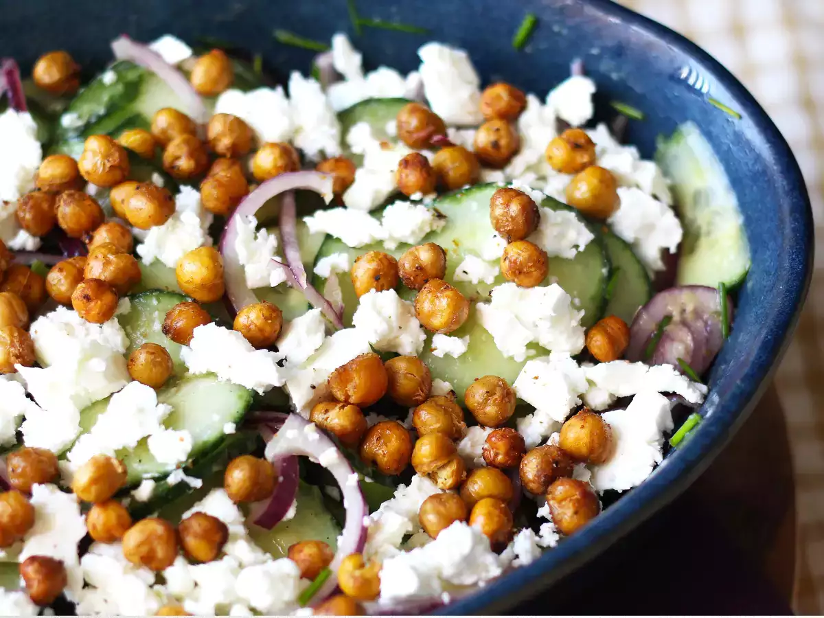 Salat aus Gurke, gerösteten Kichererbsen, Avocado und Feta - foto 3