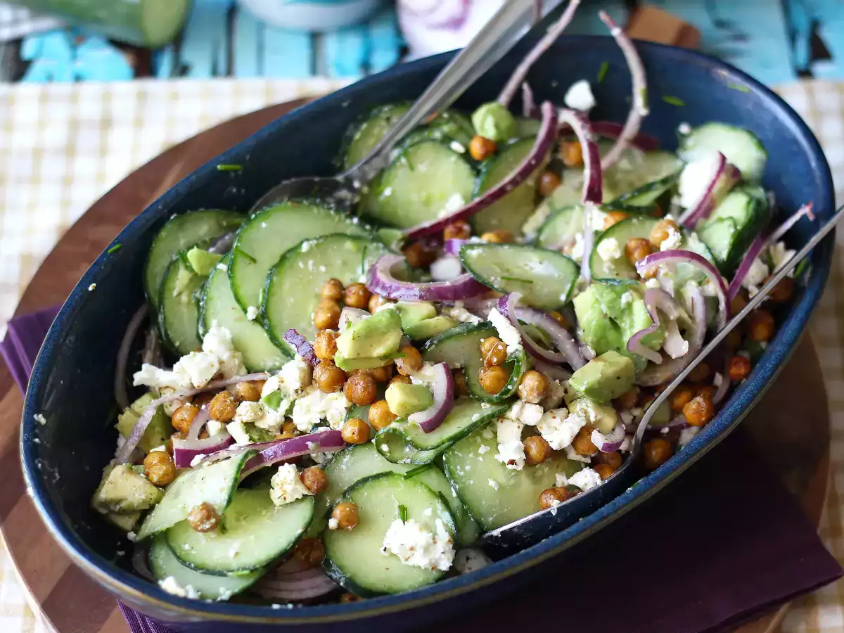 Salat aus Gurke, gerösteten Kichererbsen, Avocado und Feta - foto 4