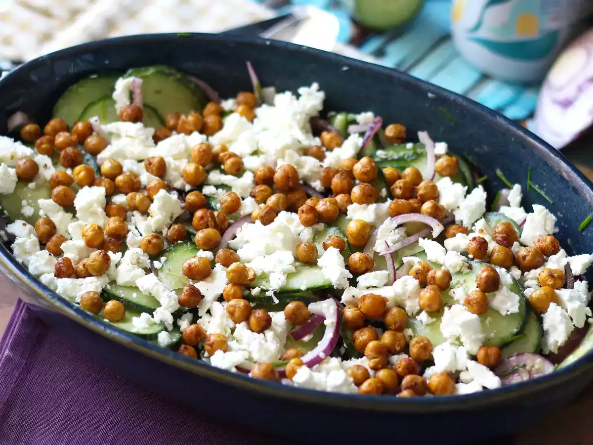 Salat aus Gurke, gerösteten Kichererbsen, Avocado und Feta - foto 5