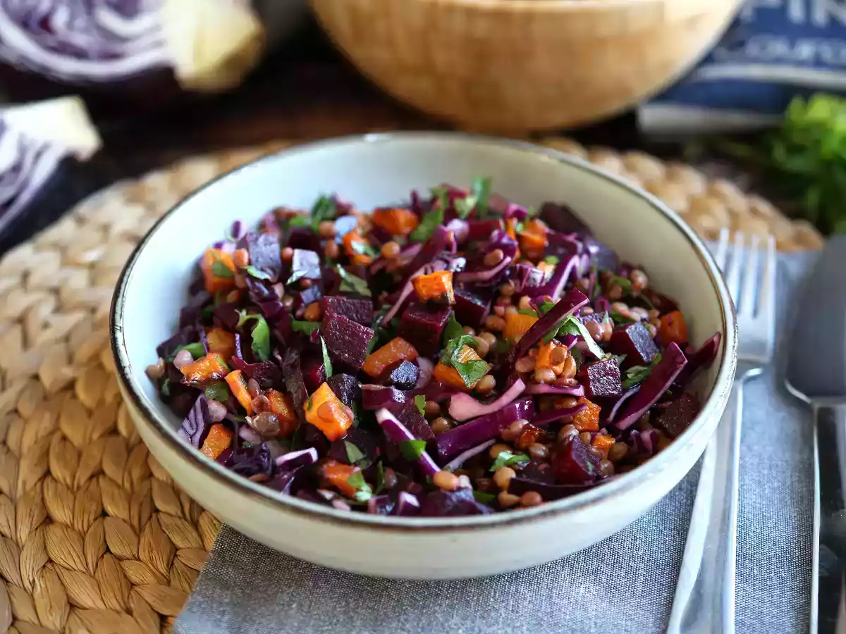 Salat aus Linsen, Butternut, Rotkohl, Rote Bete und Petersilie (perfekt für Herbst/Winter)