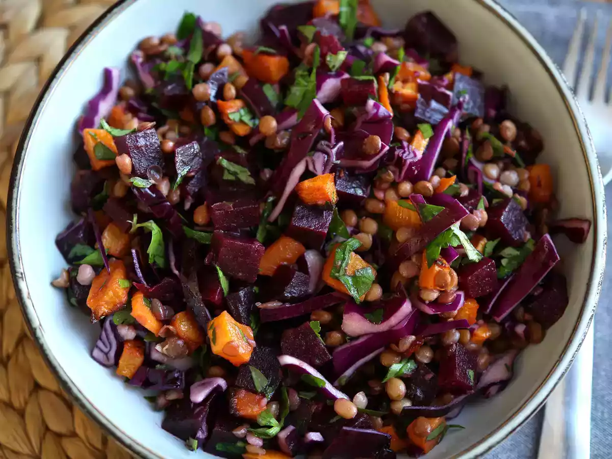 Salat aus Linsen, Butternut, Rotkohl, Rote Bete und Petersilie (perfekt für Herbst/Winter) - foto 4