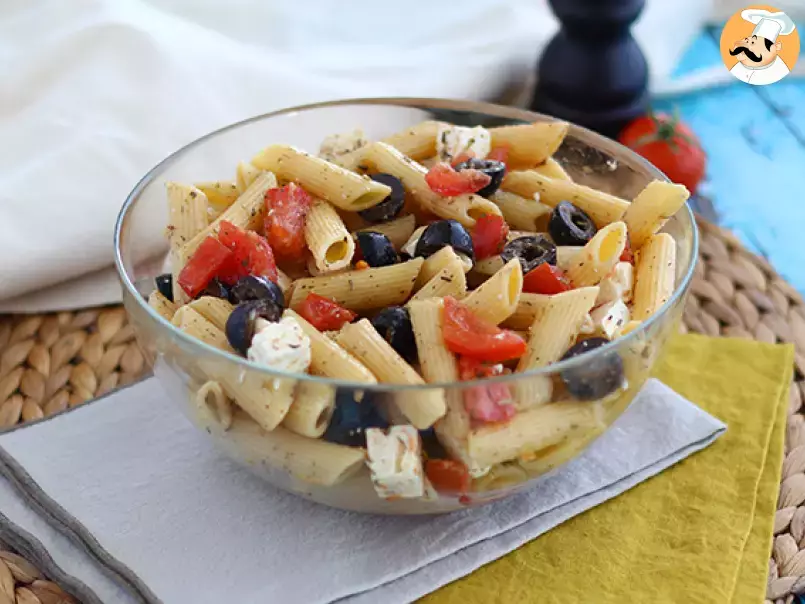 Salat aus Nudeln, Tomaten, Feta und Oliven, foto 1