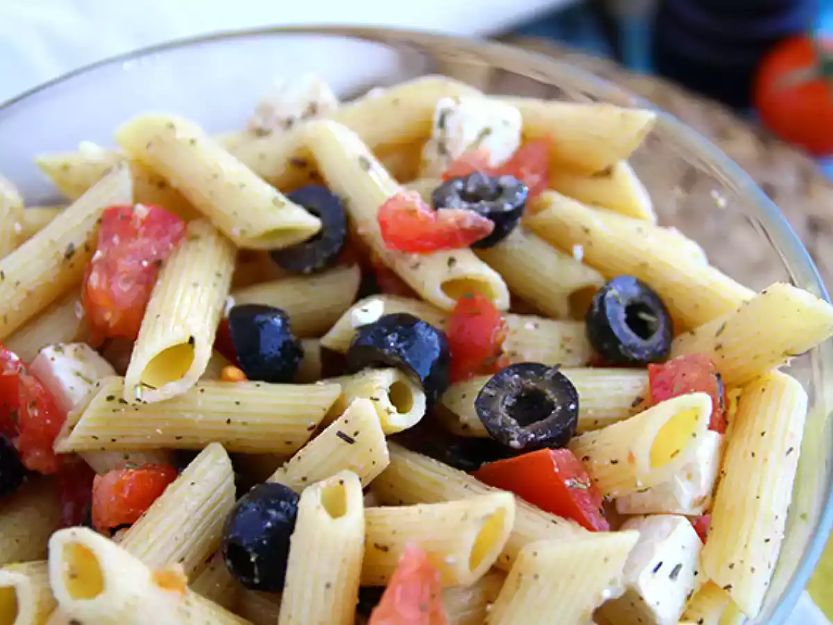 Salat aus Nudeln, Tomaten, Feta und Oliven - foto 2