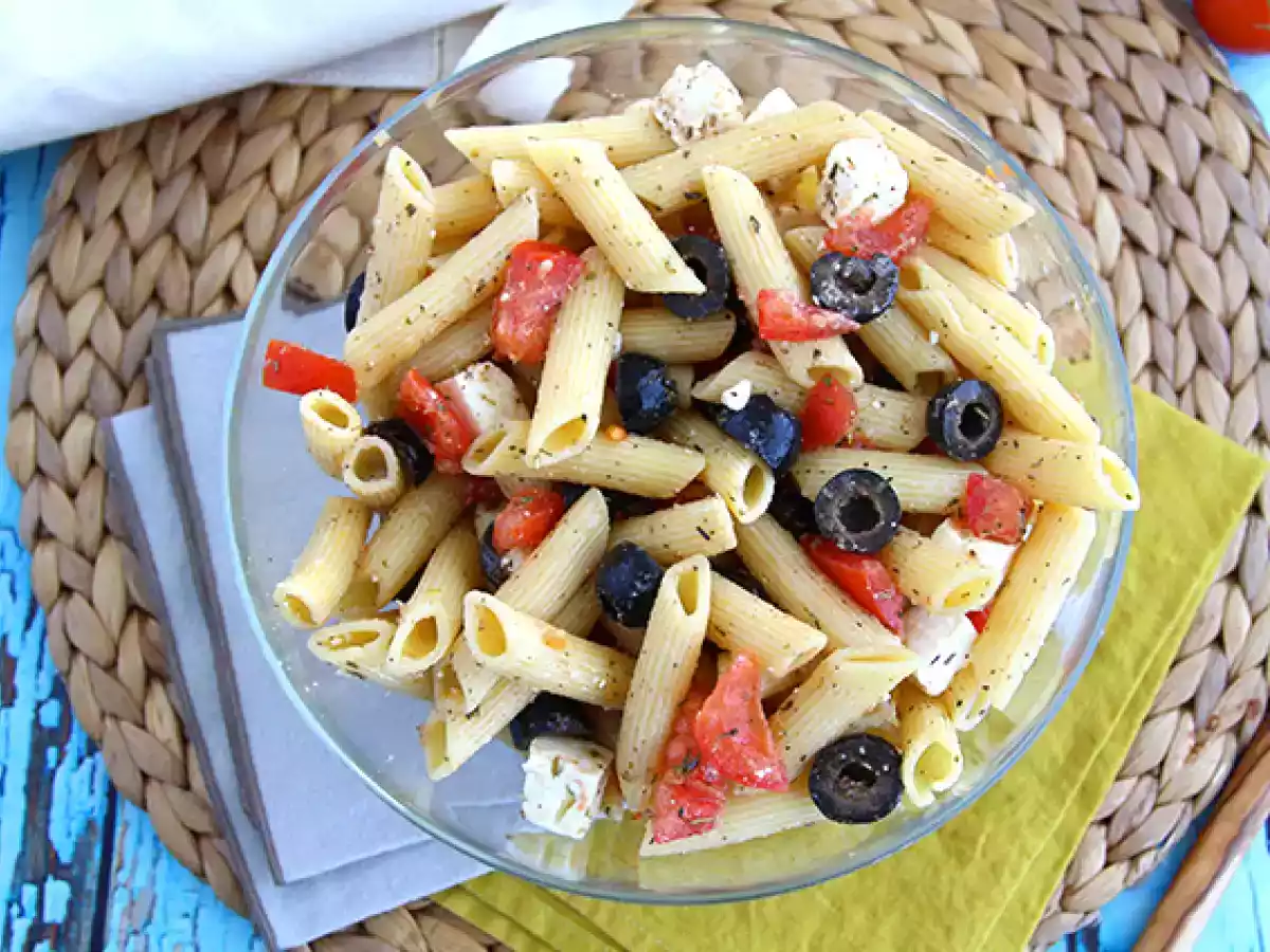 Salat aus Nudeln, Tomaten, Feta und Oliven - foto 3