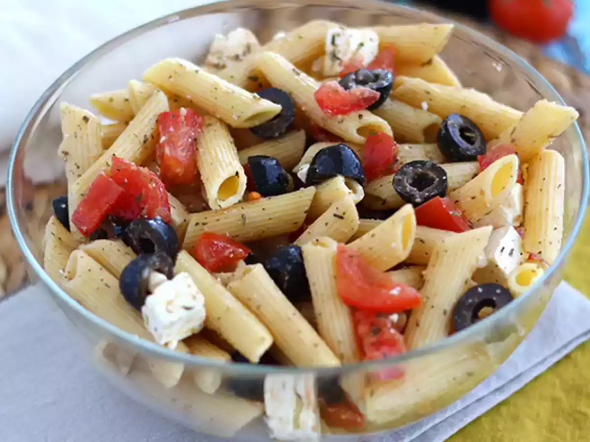 Salat aus Nudeln, Tomaten, Feta und Oliven - foto 4