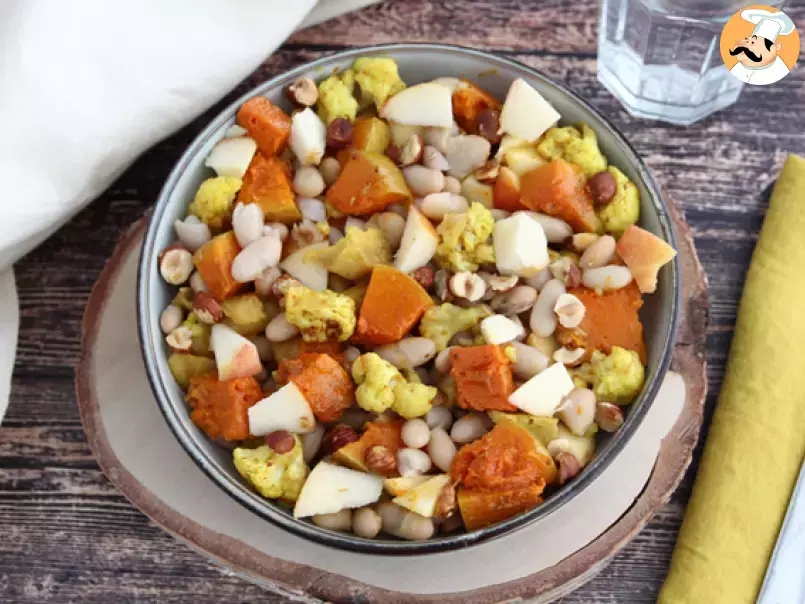 Salat mit weißen Bohnen, Butternusskürbis, Blumenkohl, Apfel, Haselnüssen, foto 1