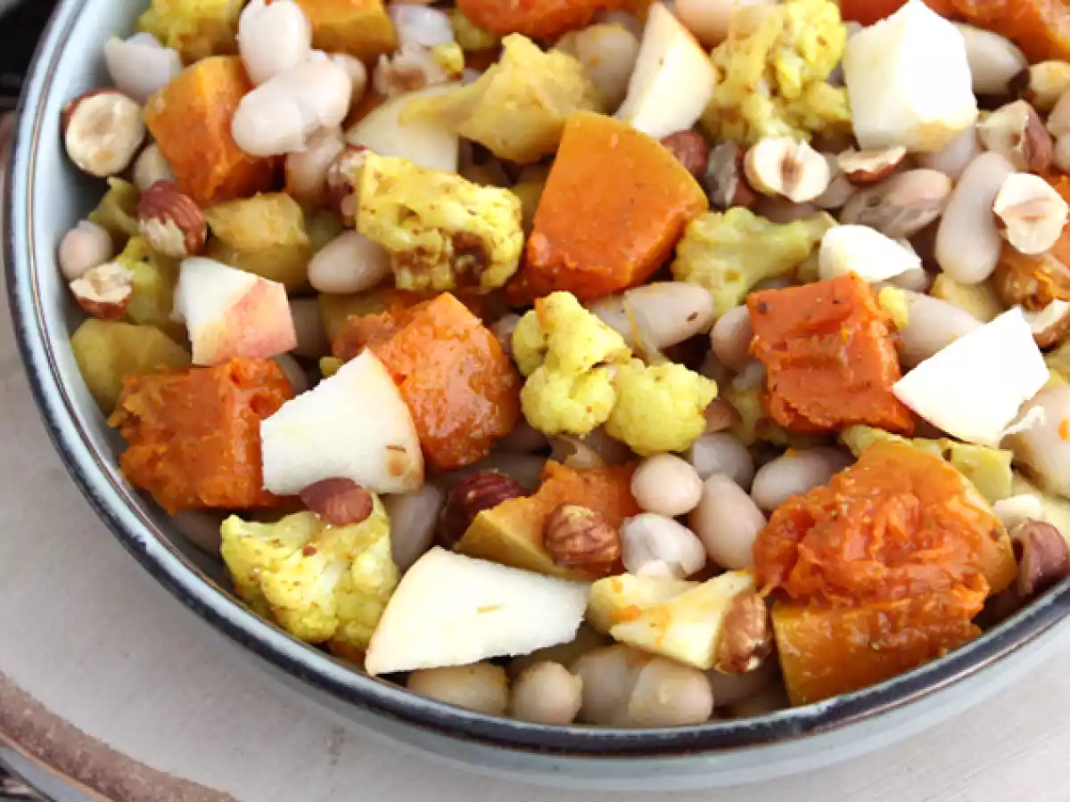 Salat mit weißen Bohnen, Butternusskürbis, Blumenkohl, Apfel, Haselnüssen - foto 2