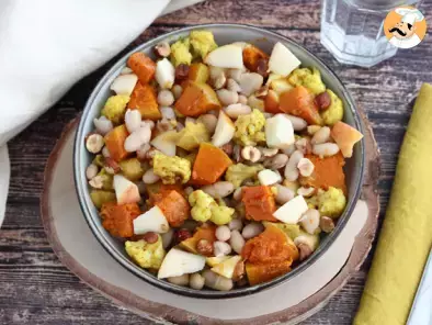 Salat mit weißen Bohnen, Butternusskürbis, Blumenkohl, Apfel, Haselnüssen