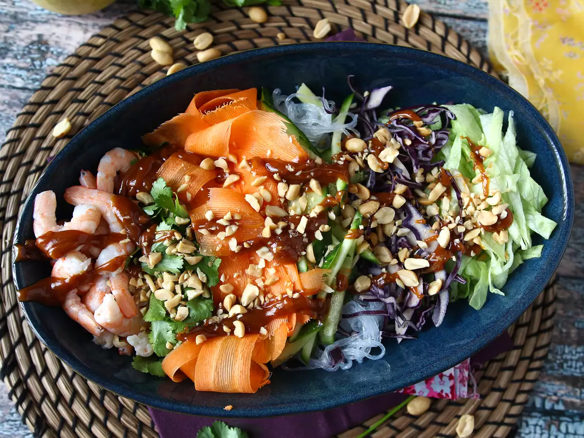 Salat nach Art einer Frühlingsrolle mit würziger Erdnusssauce - foto 3