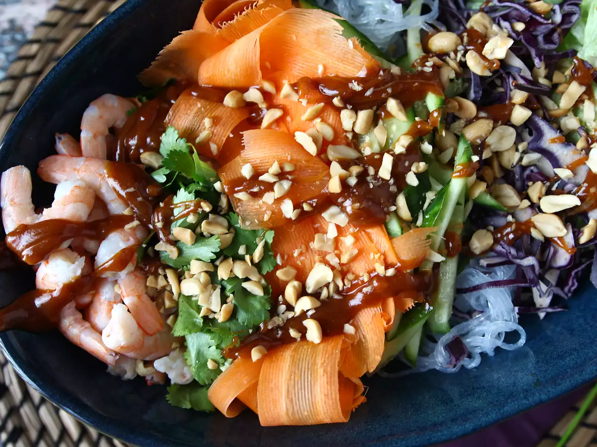 Salat nach Art einer Frühlingsrolle mit würziger Erdnusssauce - foto 4