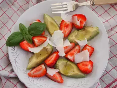 Salat zum Frühstück - Erdbeer-Avocado-Salat mit Limetten-Honig Dressing