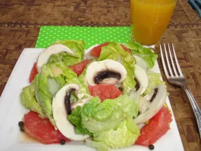 Salatherzen mit weißen Champignons, rosa Grapefruit und grünen Pfefferkörnern