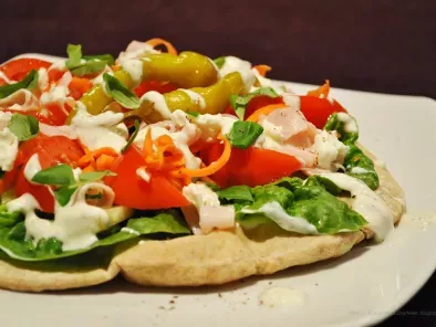 Salatpizza (gemischter Salat auf Pizzabrot)