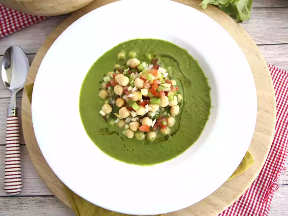 Salatsuppe und Kichererbsensalat