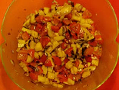 Salsa aus mango, roter zwiebel & tomaten