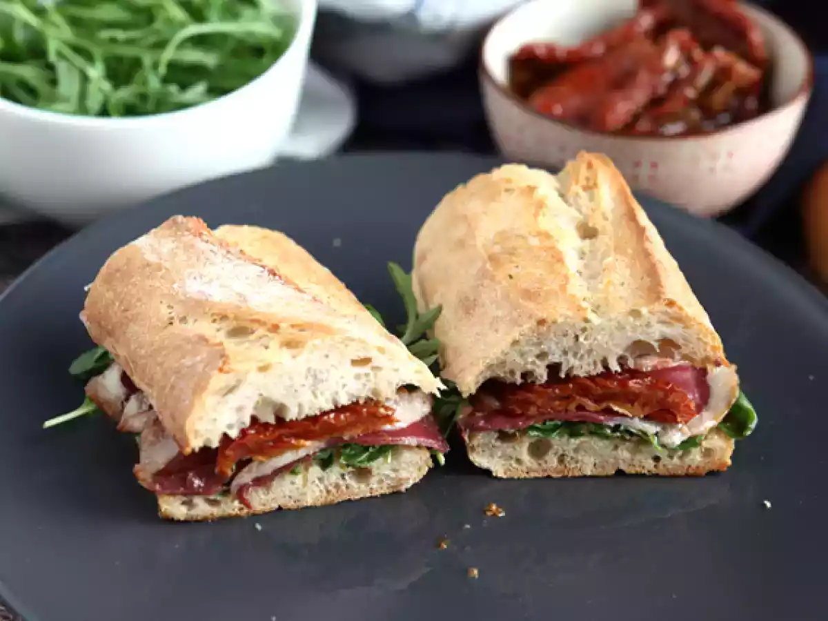 Sandwich mit geräucherter Entenbrust, getrockneten Tomaten, Rucola und Balsamico