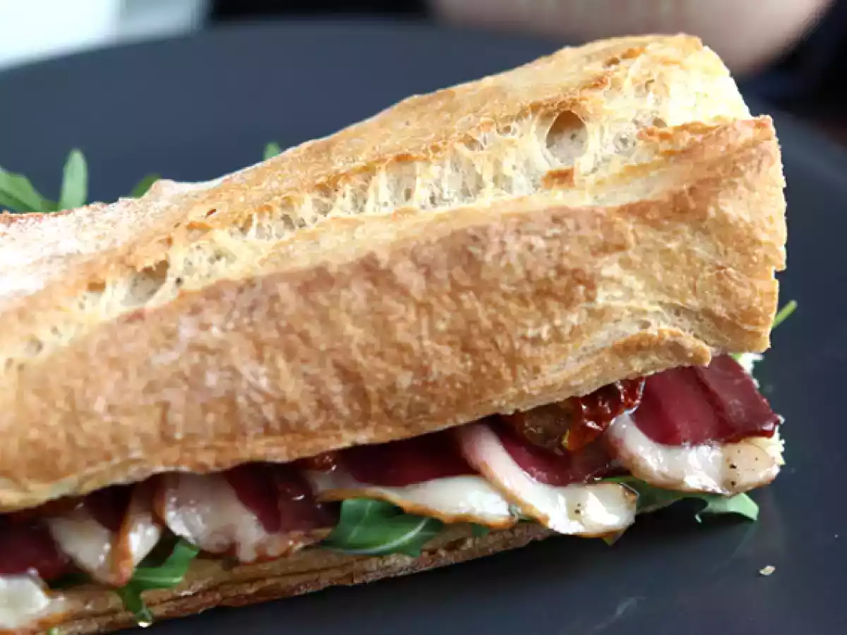Sandwich mit geräucherter Entenbrust, getrockneten Tomaten, Rucola und Balsamico - foto 2