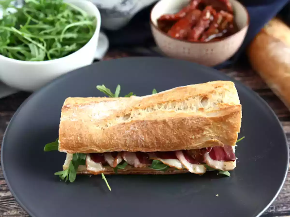 Sandwich mit geräucherter Entenbrust, getrockneten Tomaten, Rucola und Balsamico - foto 3