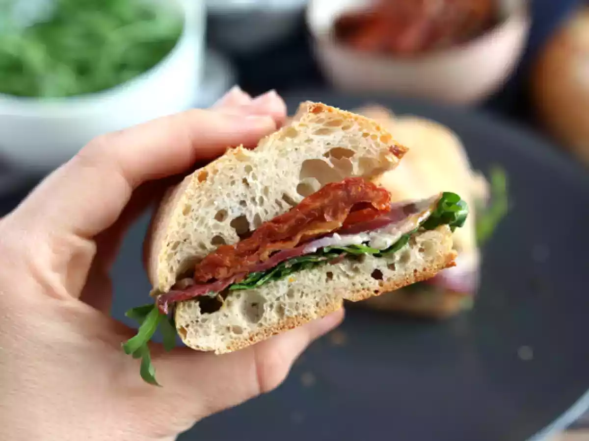 Sandwich mit geräucherter Entenbrust, getrockneten Tomaten, Rucola und Balsamico - foto 4