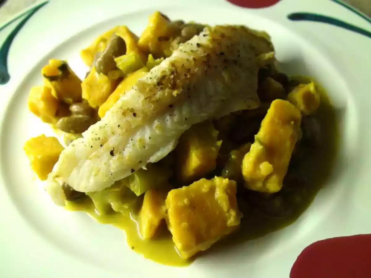 Sansibarbohnen mit Süßkartoffeln und Fisch in Kokos-Sauce