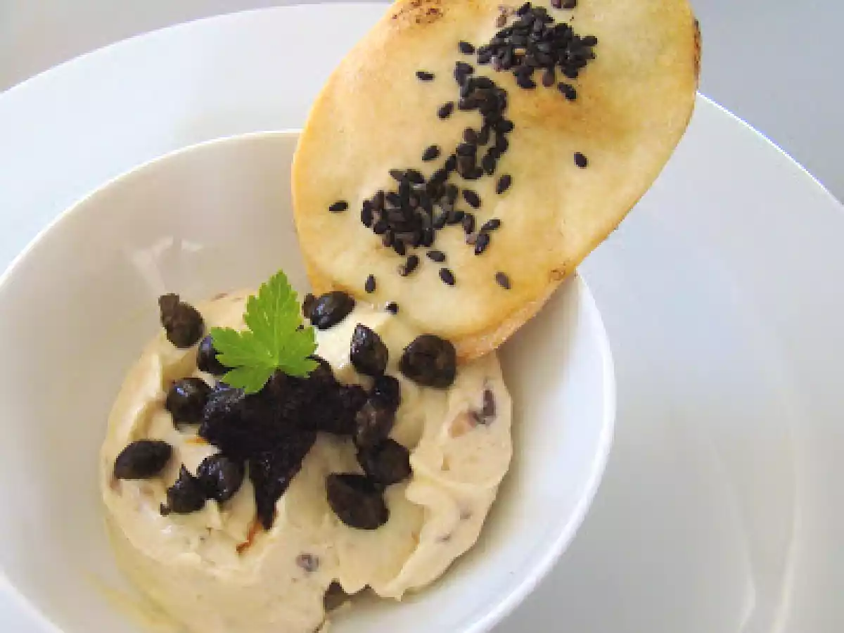 Sardellencreme/Tapenade/frittierte Kapern/Orangenoliven/Kräuterbeignet