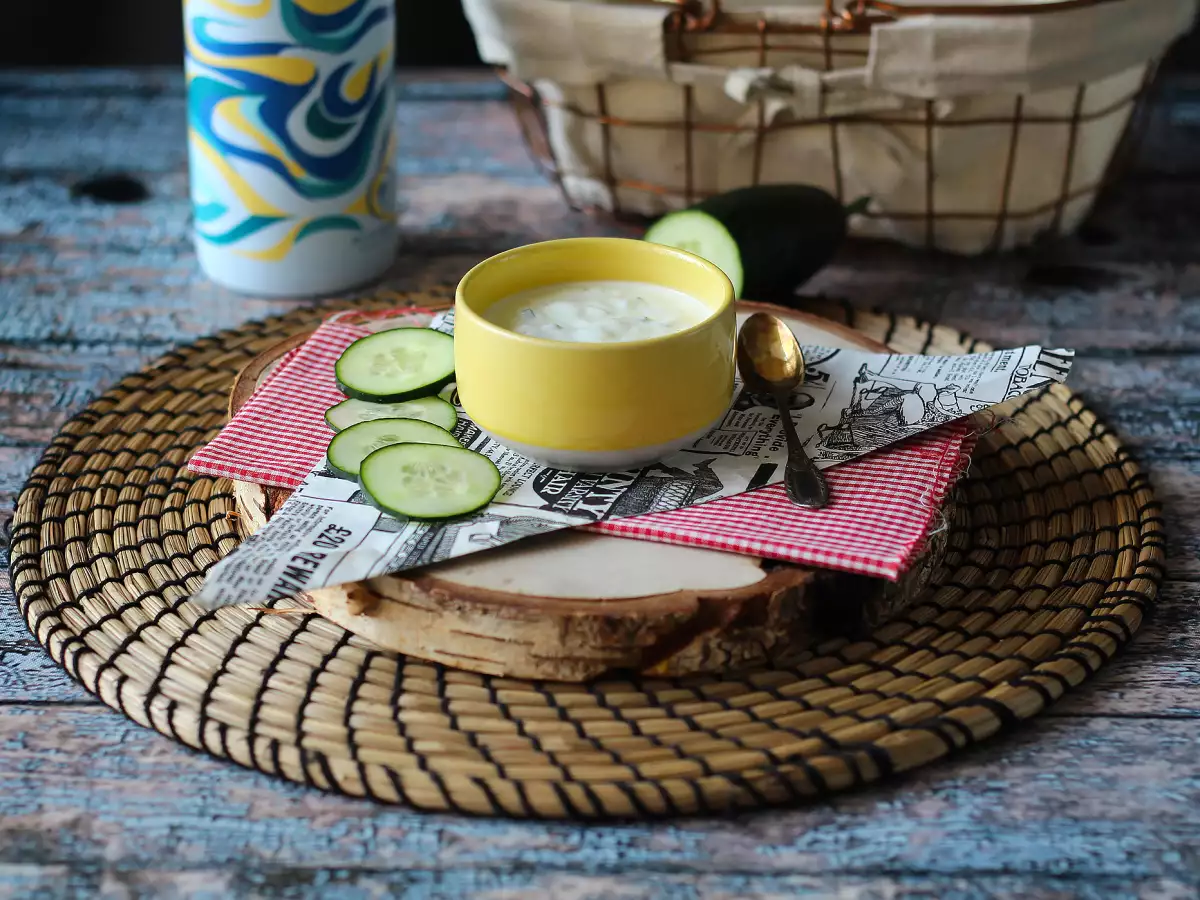 Sauce aus griechischem Joghurt, Gurke und Zwiebel - foto 3