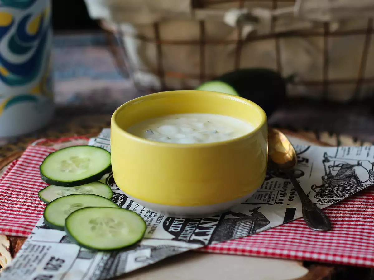 Sauce aus griechischem Joghurt, Gurke und Zwiebel - foto 4