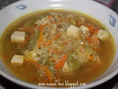 Scharfe Gemüsesuppe mit Tofu