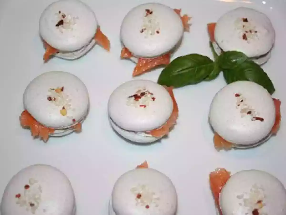 Scharfe Macarons mit Frischkäse und Lachs