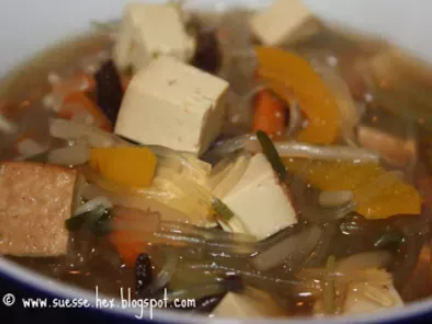Scharfes Curry-Süppchen mit Asiagemüse, Räuchertofu und Glasnudeln