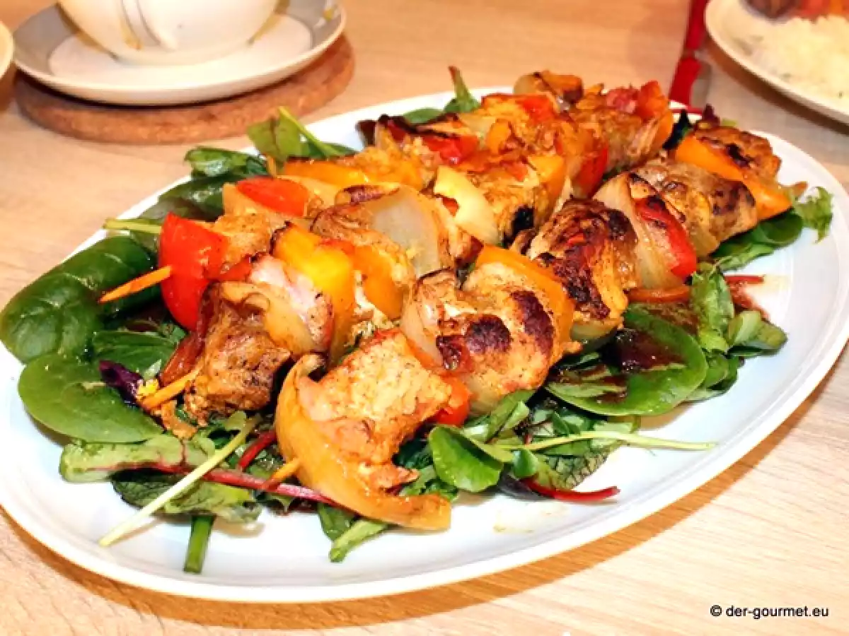 Schaschlik Spieß auf Wildkräutersalat