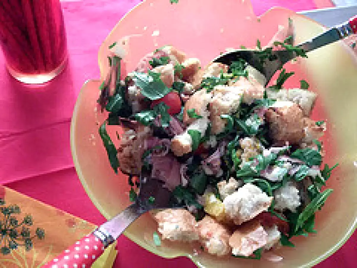 Schinken-brot-salat mit parmesan