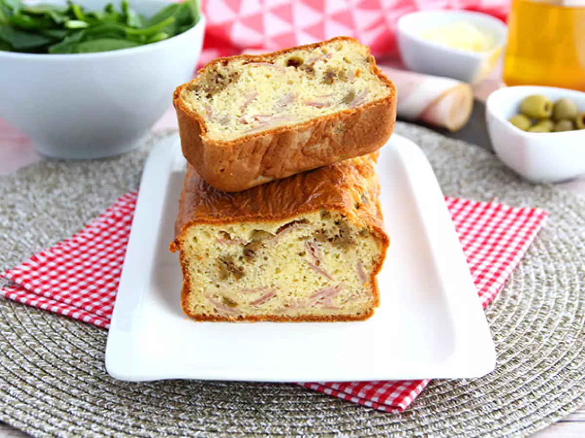 Schinken-Käse-Kuchen mit grünen Oliven