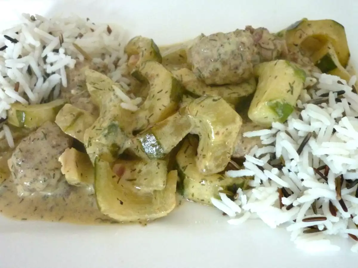 Schmorgurkenpfanne mit Wildreis