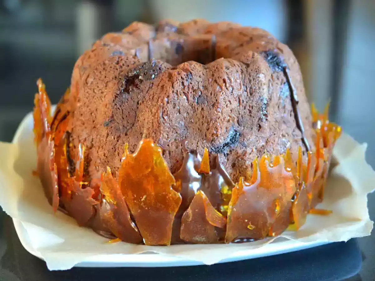 Schmutzigen Karamellschokoladenkuchen Kougelhopf zauberte ein Vulcano