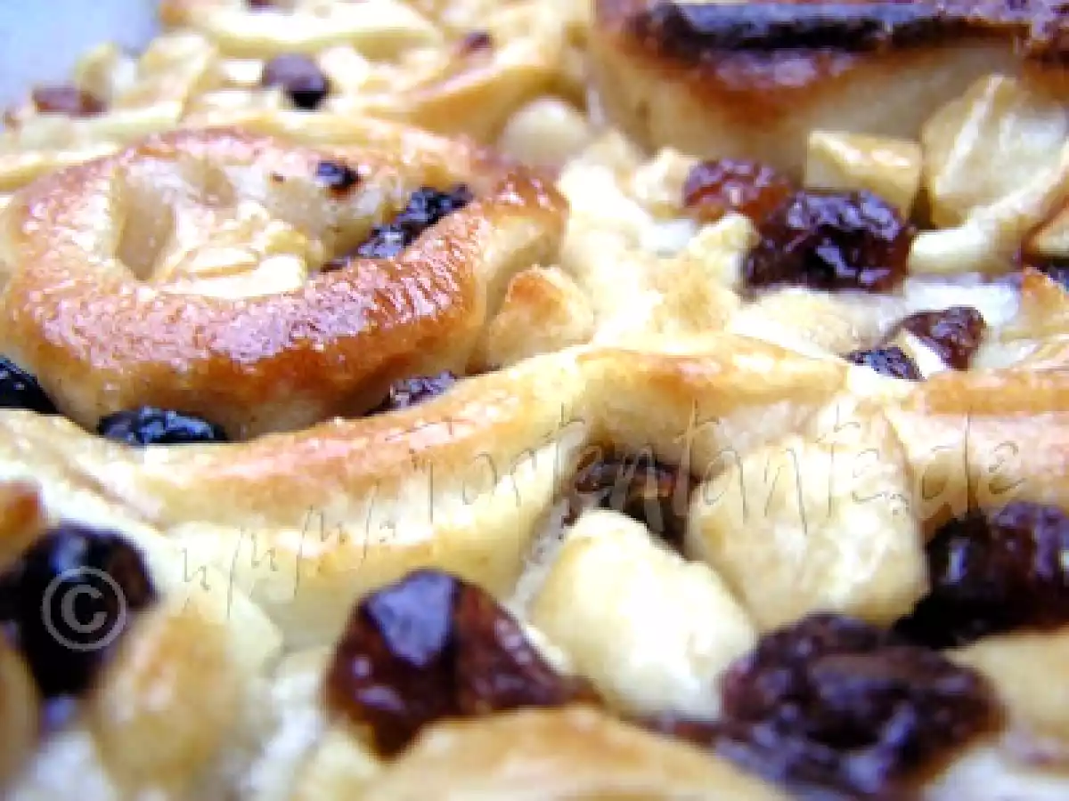 Schneckenkuchen mit Äpfeln und Rosinen