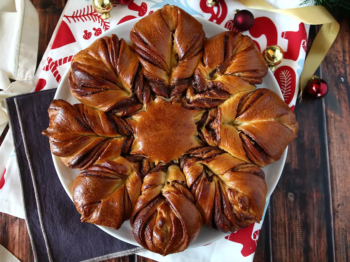 Schneeflocken-Brioche mit Schoko-Haselnuss-Aufstrich