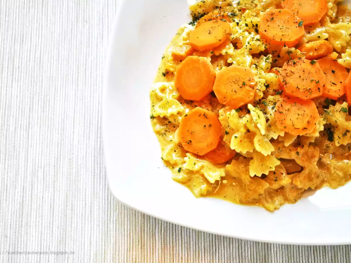 Schnelle Nudeln in scharfer Karotten-Curry-Soße