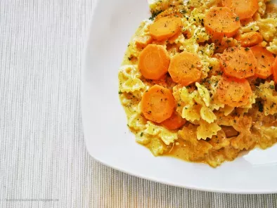 Schnelle Nudeln in scharfer Karotten-Curry-Soße