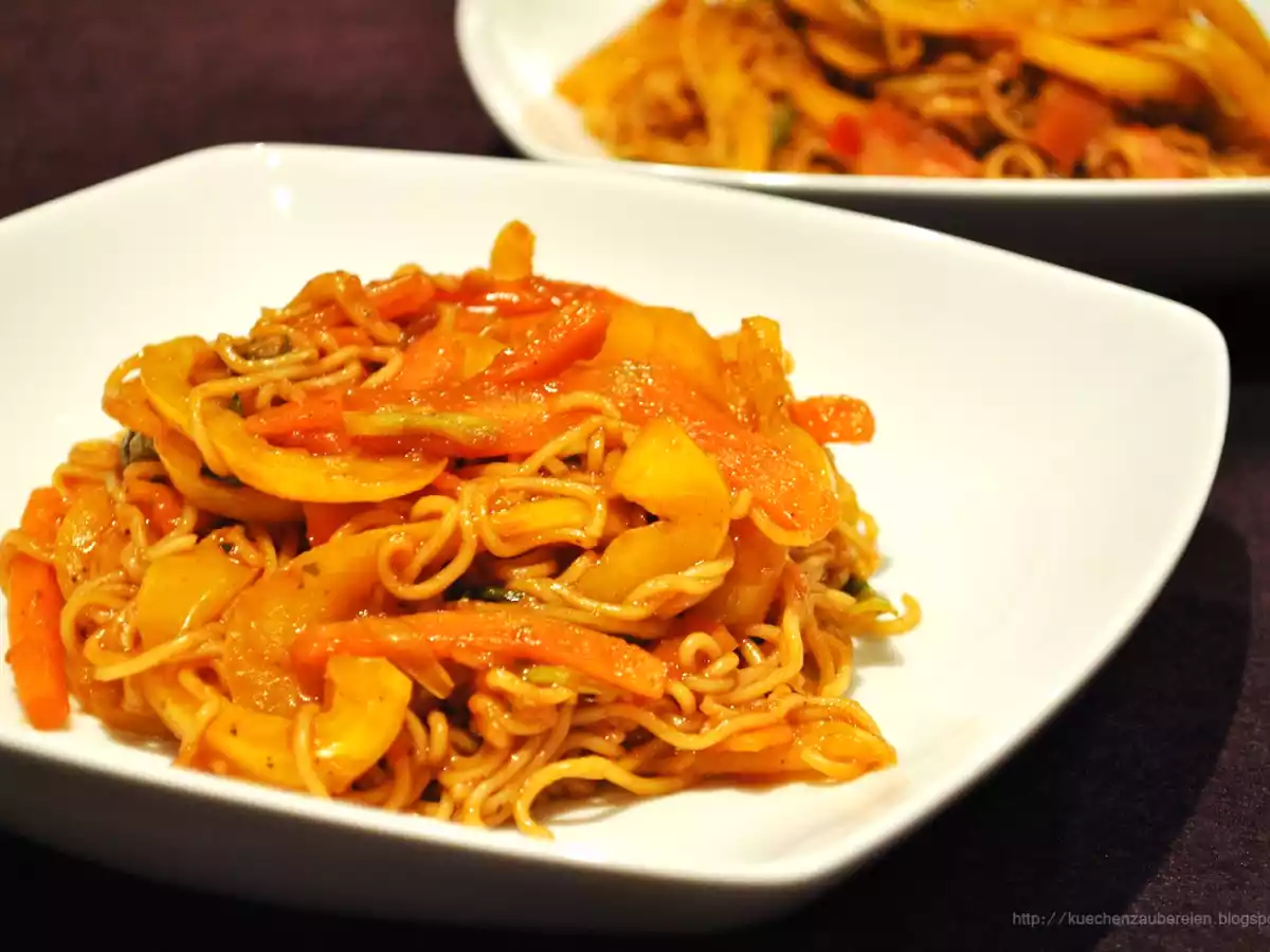 Schnelle Woknudeln mit buntem Gemüse