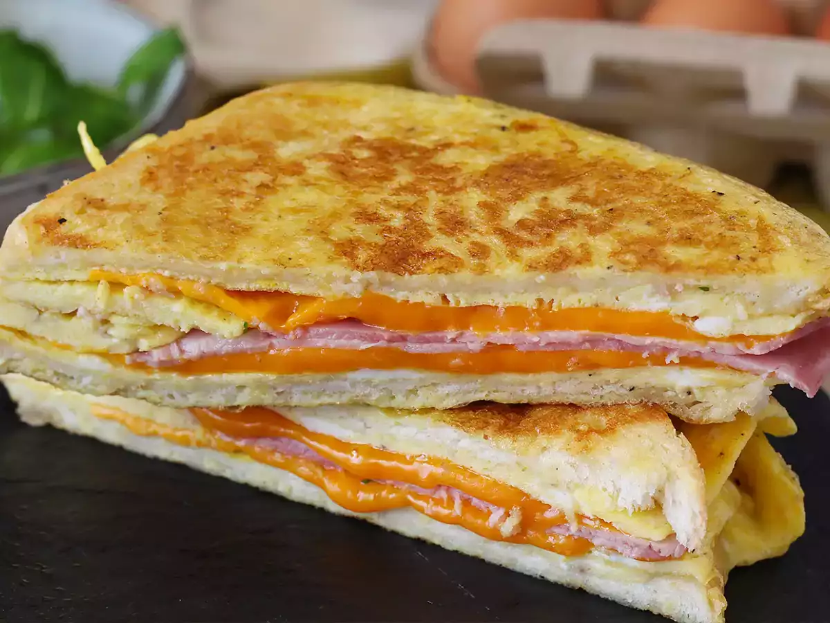 Schnelles Omelett-Sandwich – French-Toast-Omelett-Sandwich – Eier-Sandwich-Trick - foto 3