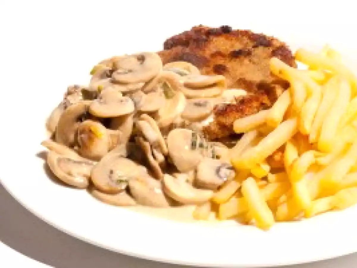 Schnitzel, Pommes und Rahmchampignons
