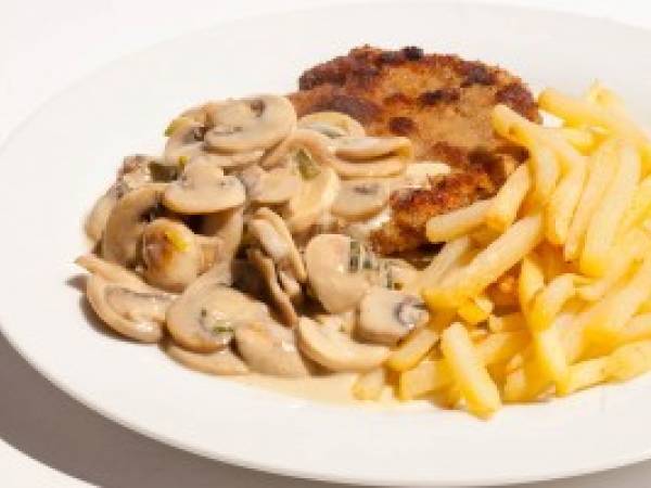 Schnitzel, Pommes und Rahmchampignons