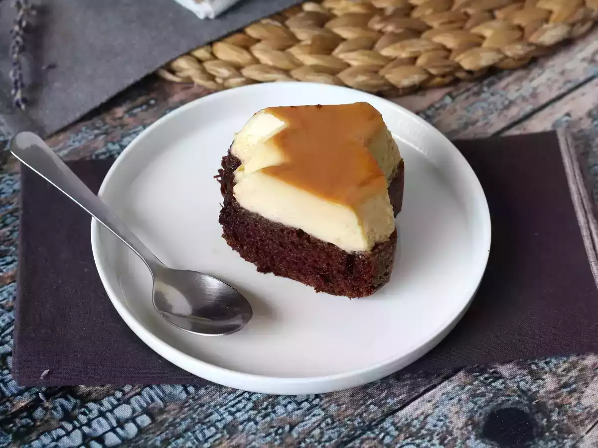Schoko-Flan, die perfekte Kombination aus weichen Schokoladenkuchen und Karamell-Flan