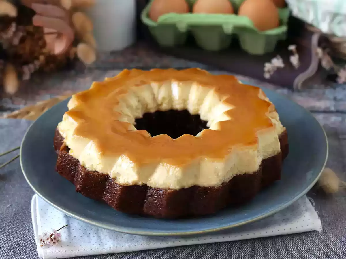 Schoko-Flan, die perfekte Kombination aus weichen Schokoladenkuchen und Karamell-Flan - foto 2