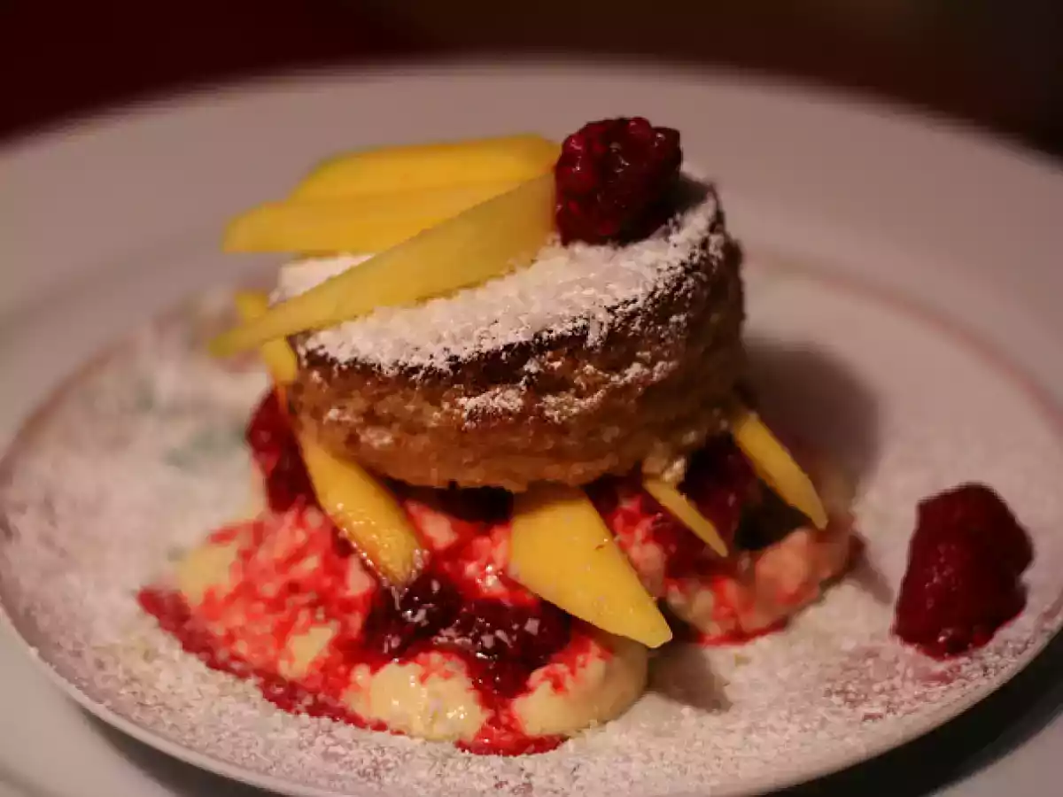Schokokuchen mit mangos & himbeeren