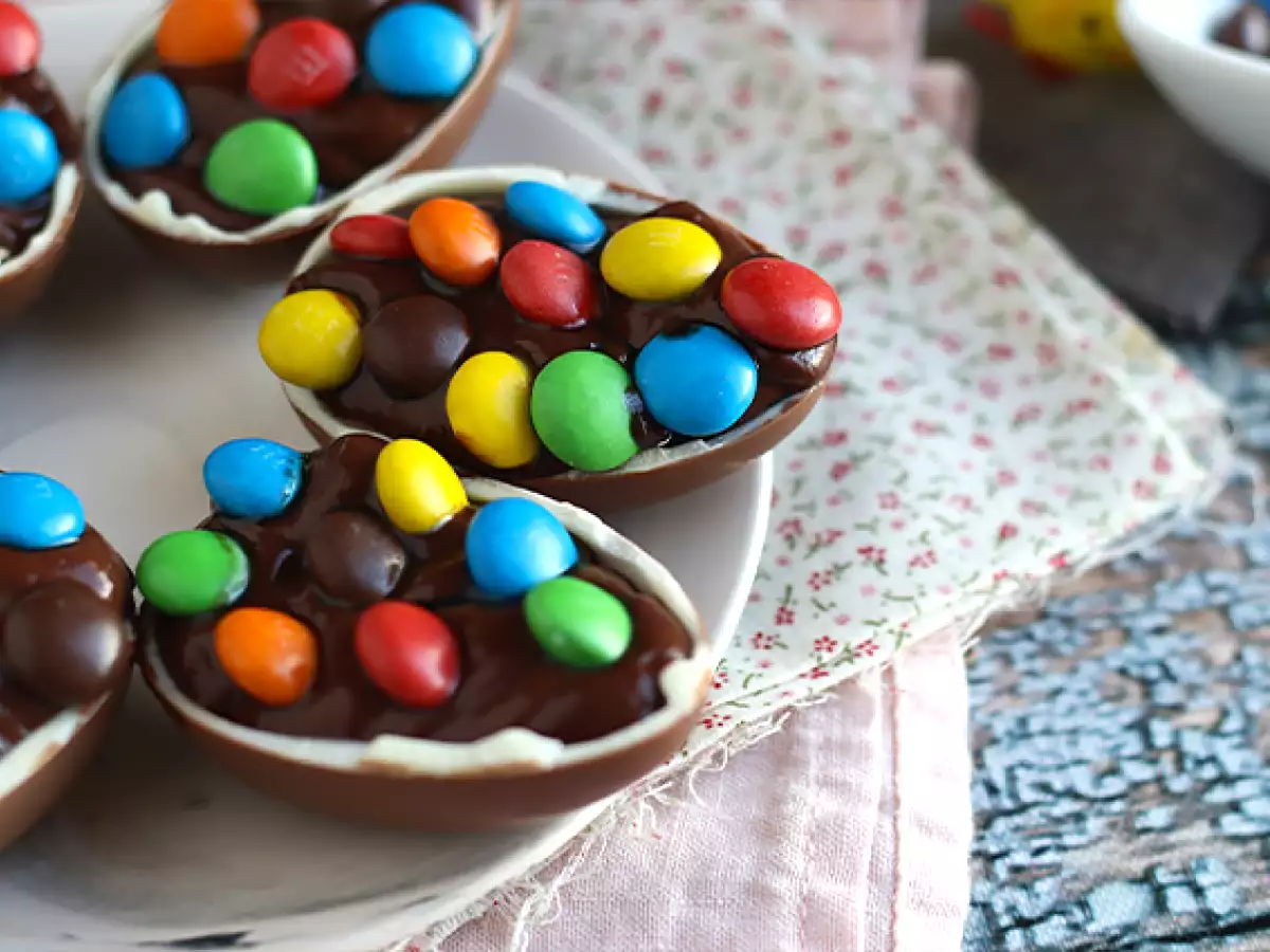 Schokoladen-Ostereier mit Schokoladencreme und M&M's - foto 2