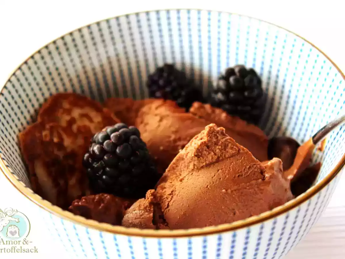 Schokoladeneis aus Avocado, vegan