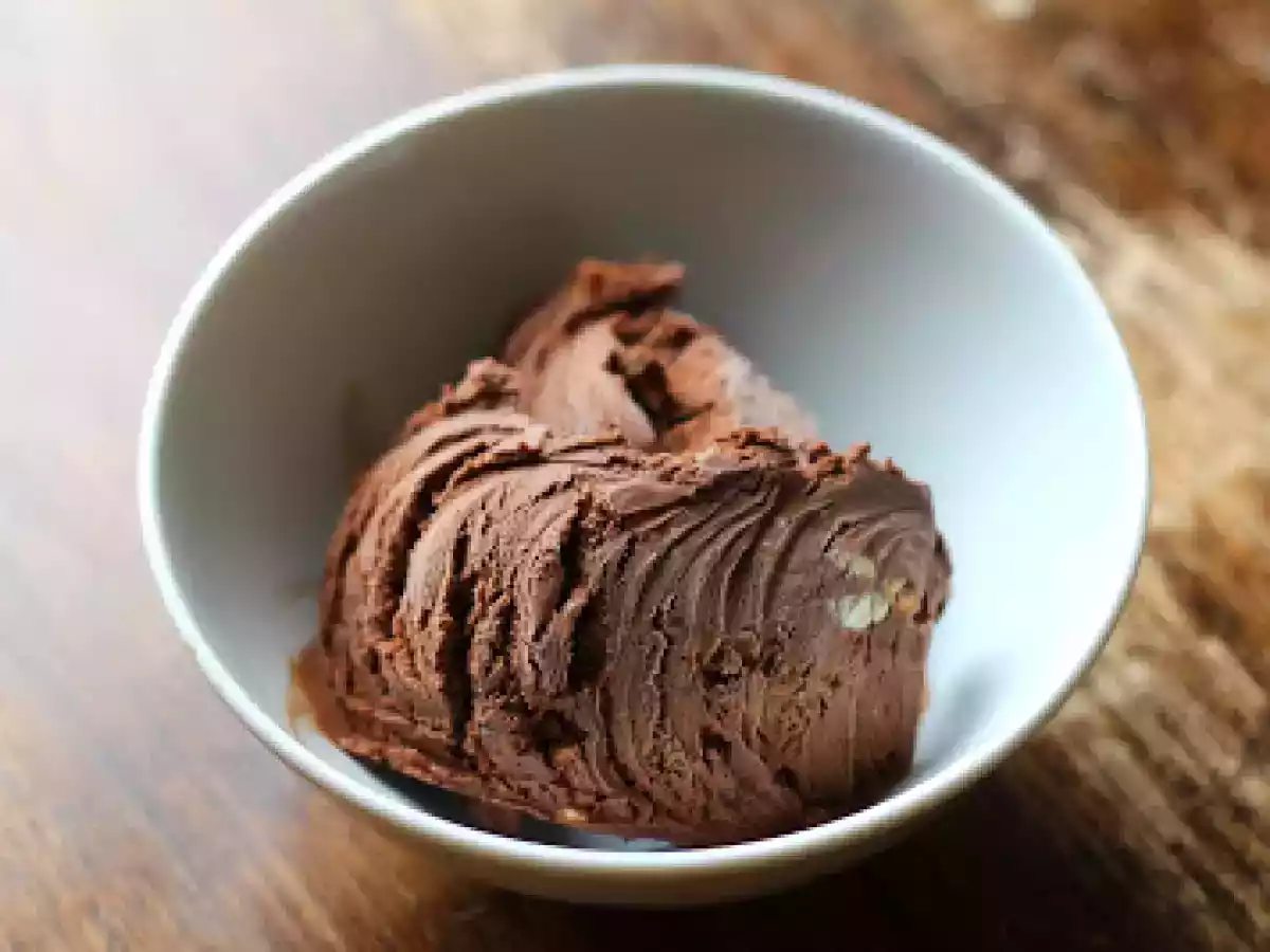Schokoladeneis mit gesalzenen Mandeln