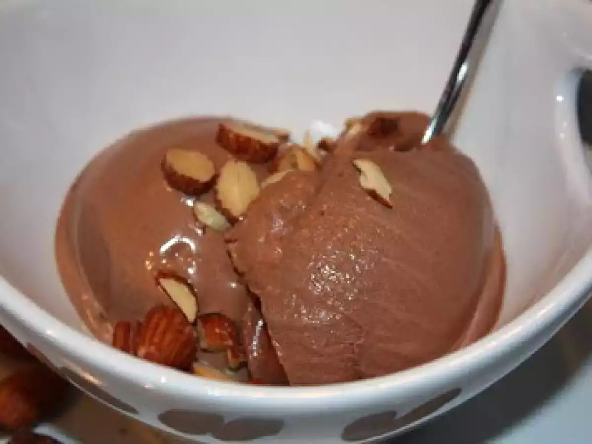 Schokoladeneis mit Rauchmandeln